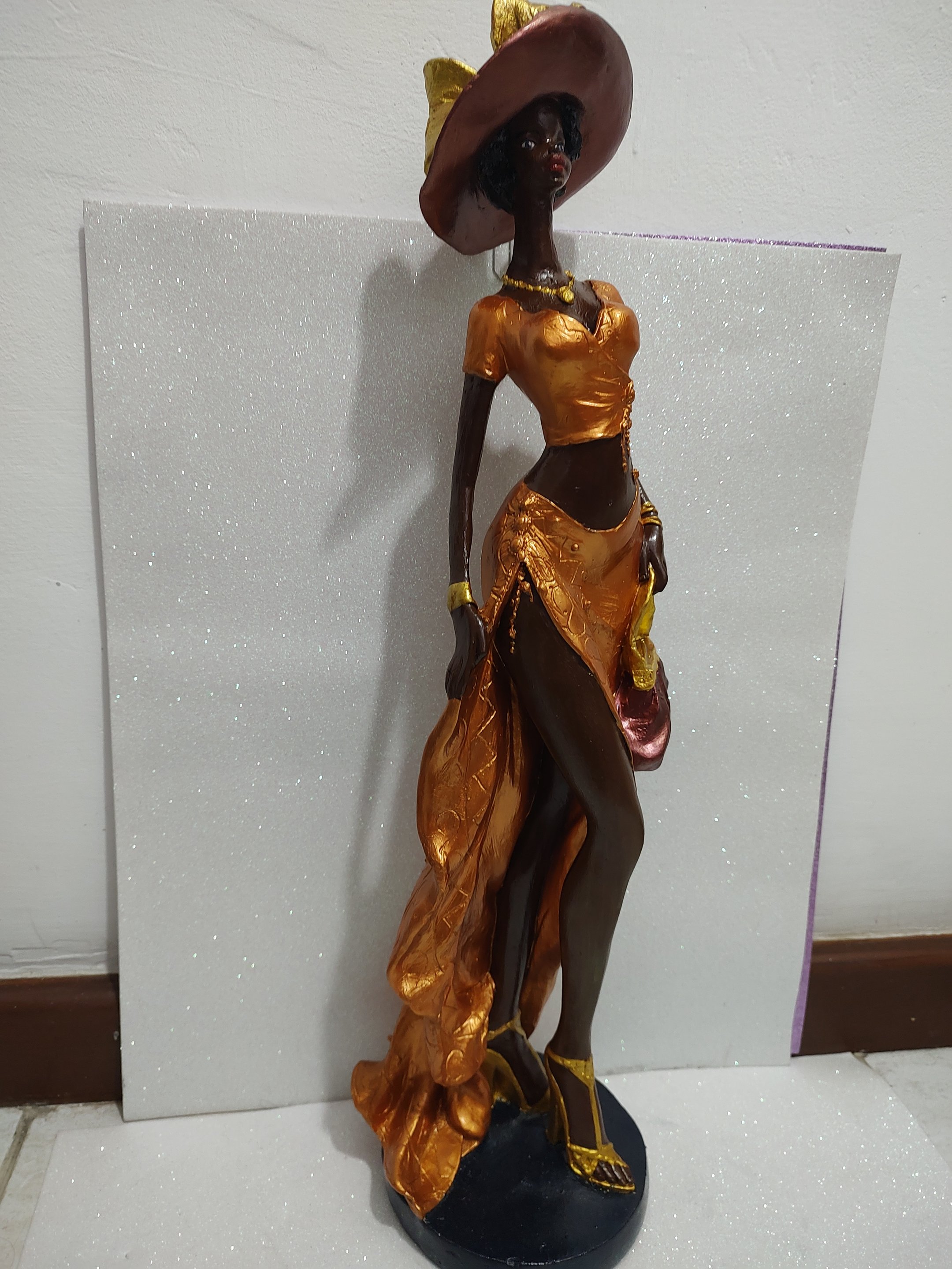 Estátua Mulher Africana com Bolsa e Chapéu 58cm - 2