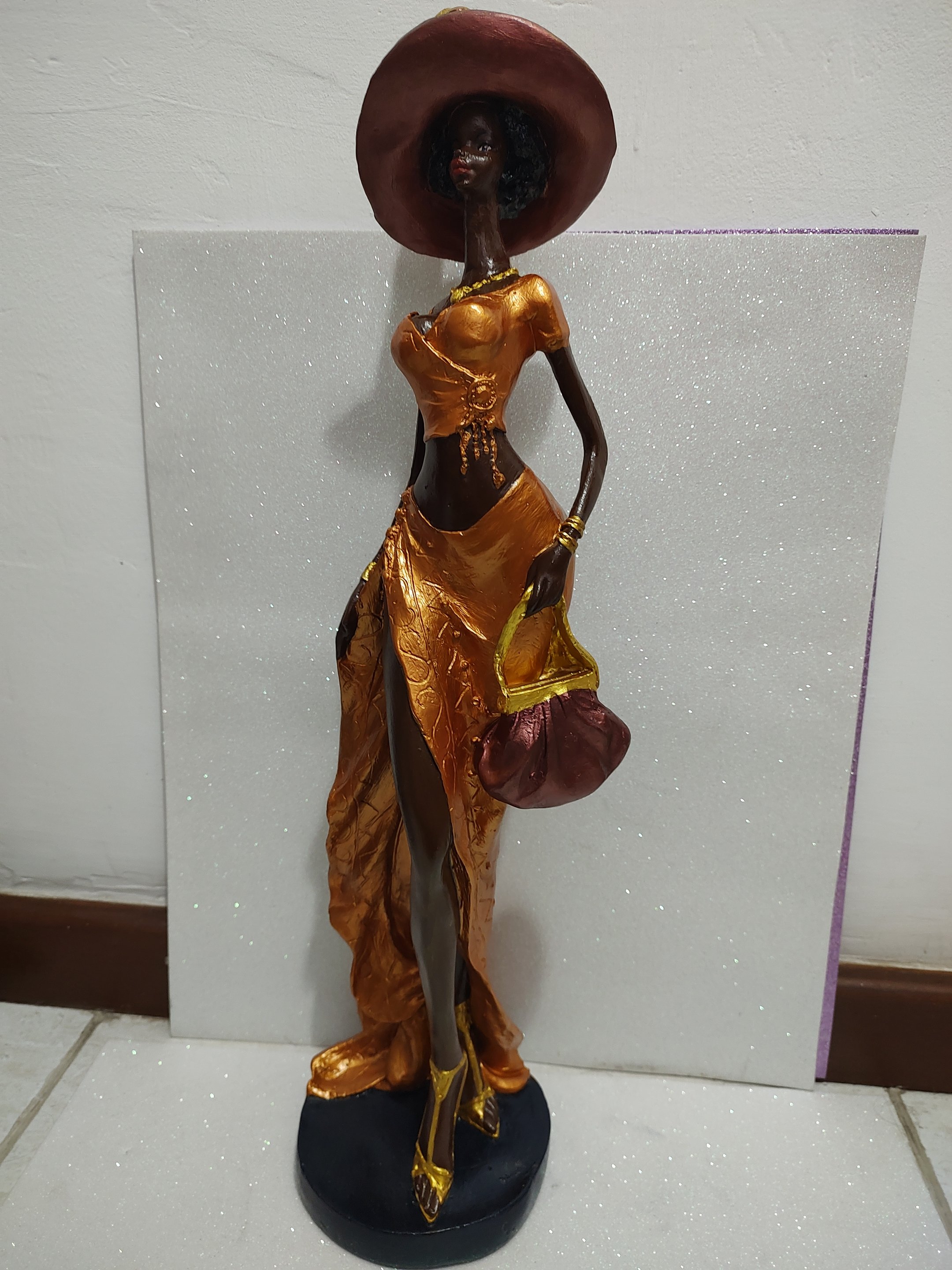 Estátua Mulher Africana com Bolsa e Chapéu 58cm