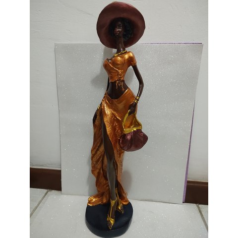 Estátua Mulher Africana com Bolsa e Chapéu 58cm