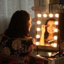 Ver imagem 1 de Espelho de Mesa Profissional Hollywood Dc117 C/12 Led Bulbo e Relógio Rosa Gbmax