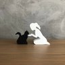 Escultura Decorativa Menina e seu Gato Pequena Vegras Preso Branco - 1