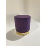 Puff Redondo em Veludo Roxo com Base Dourada, Banqueta Decorativa para Sala, Moveis - 1