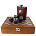 Ver imagem 4 de Kit Cantil em Couro e Metal com Copos e Estojo de Madeira Com Acessórios de Xadrez