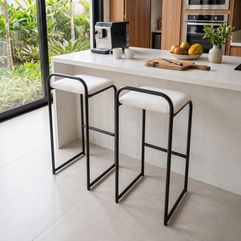 Kit 2 Banquetas Encosto Cozinha Bancada Estrutura Preta Mila:Branco