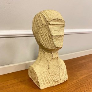 Escultura Resina Busto Pedra Off White 12,5x11,7x23,2cm