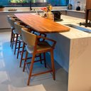 Ver imagem 2 de Banqueta Cyndi 53cm Madeira Maciça com Braço | Courino Fende - Sallar Home