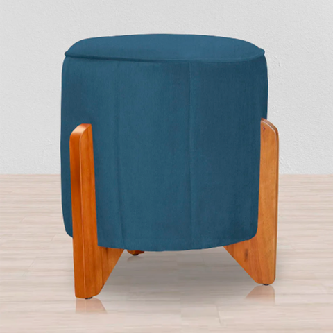 Puff Jade Suede Azul Royal Pés de Madeira - Vallisa Decor