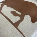 Ver imagem 2 de Capa de Almofada em Linho Country Aplique em Couro 50x50cm - Touro