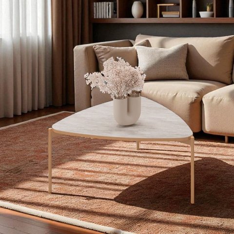Mesa de Centro com Tampo Triangular e Pés em Metal Dourado Lina Quartzo - Mabe Magazine