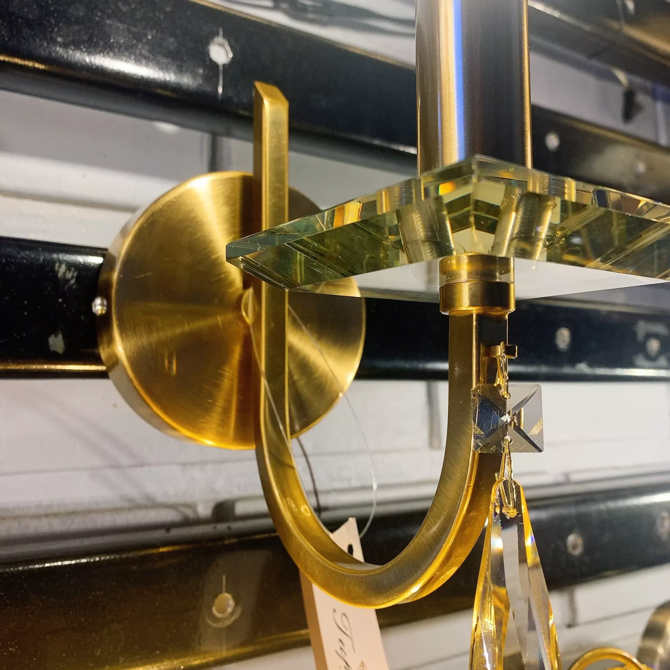 Ver imagem 2 de Arandela London Metal Ø10x18x28cm Ouro com Vidro e Cristais Transparentes 1 Lâmpada E14 Tupiara