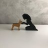 Escultura Decorativa Menina e seu Pinscher Pequena Vegras - 1