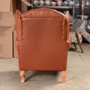 Ver imagem 7 de Poltrona Imperador Chesterfield com Puff Decoração Sala Quarto Recepção - Couríssimo Caramelo