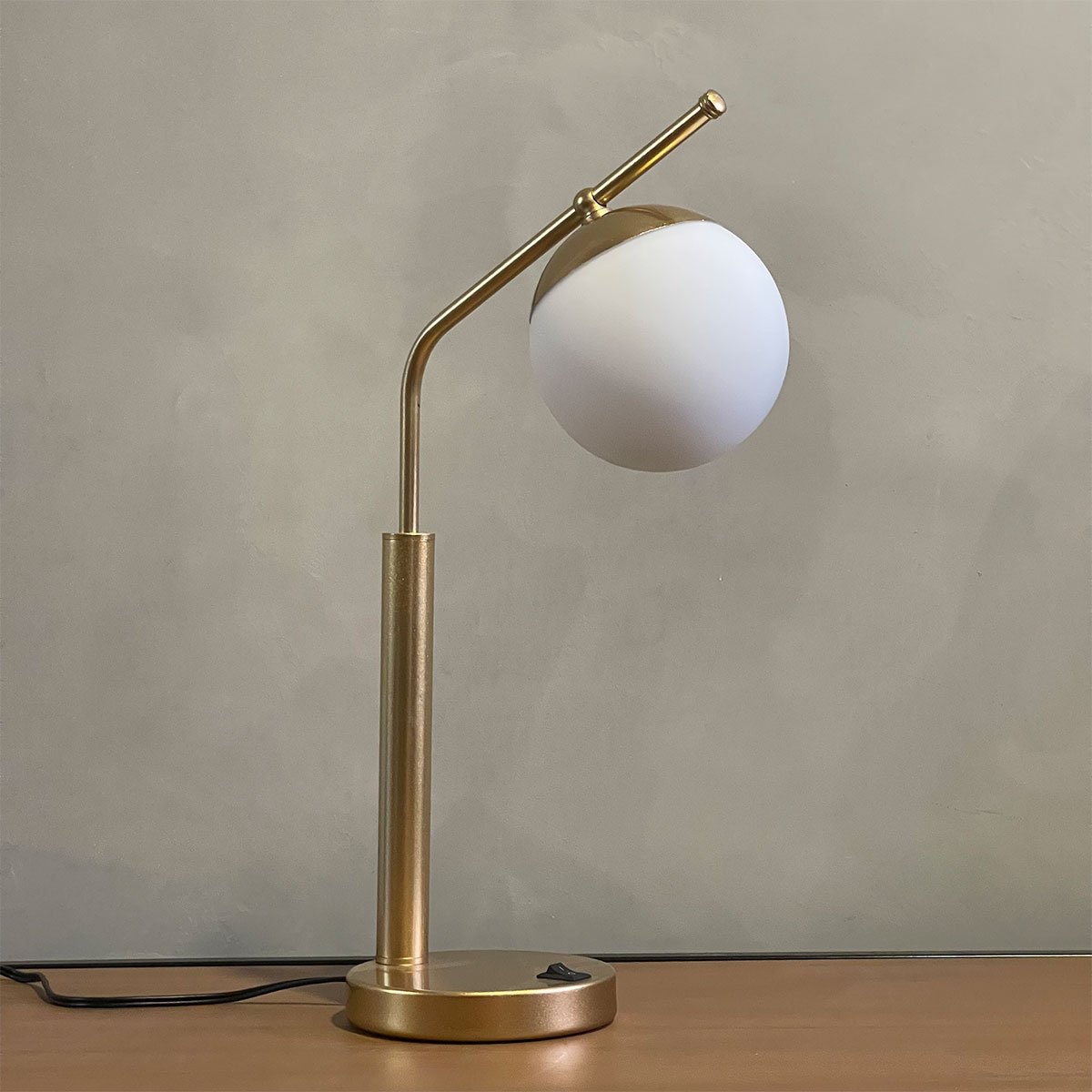 Abajur Luminária de Mesa para Sala ou Quarto Dourado com Globo Vidro Fosco 12cm