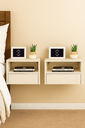 Ver imagem 1 de Kit com 2 Mesas de Cabeceira Suspensa Mdf Off White 50cm – Gaveta Embaixo – Vai Montada