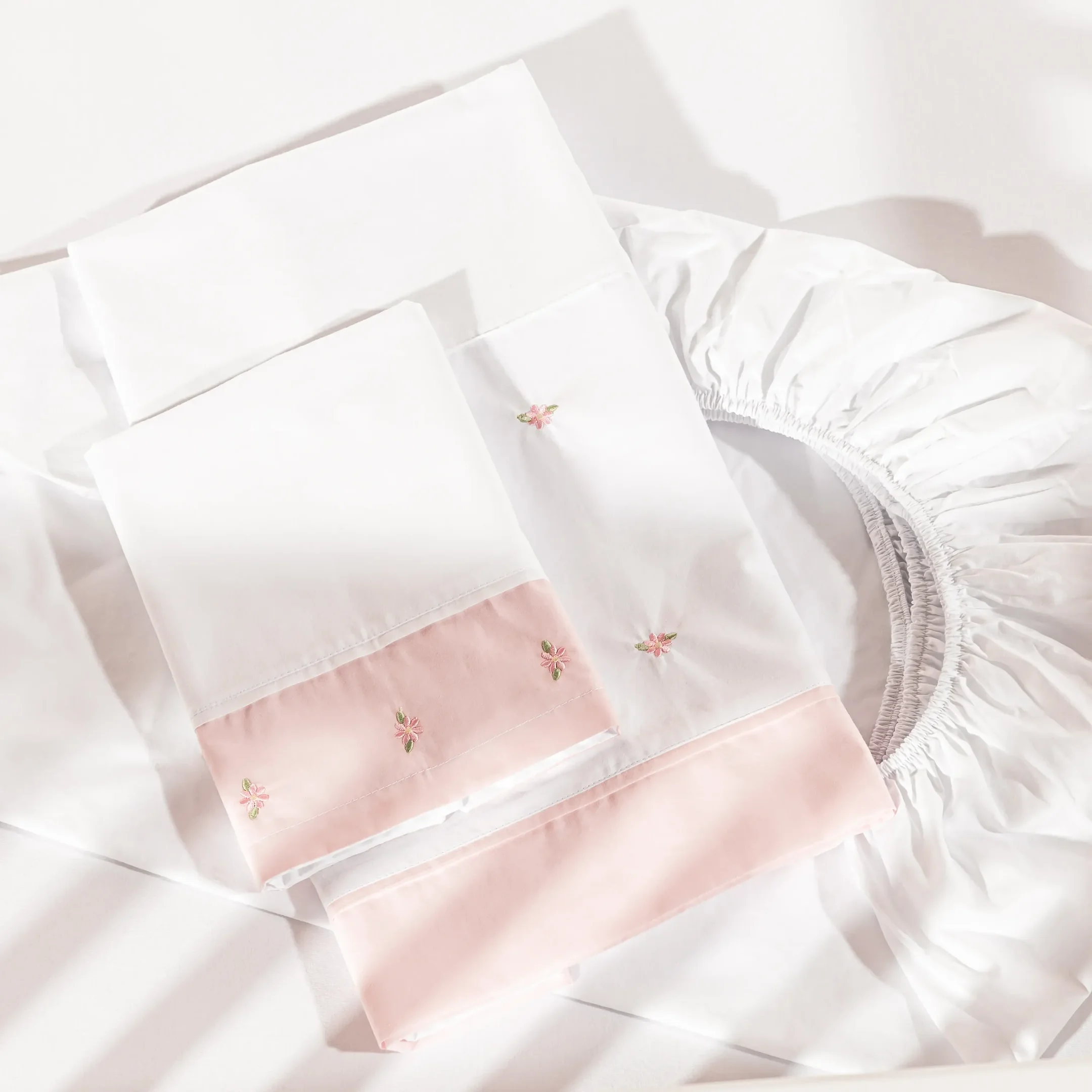 Ver imagem 5 de Combo Enxoval Arco-íris Bordado | 6 Peças | Berço Americano