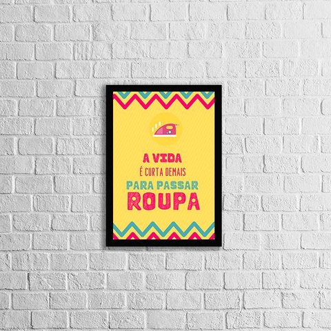 Quadro A Vida é Curta Demais Para Passar Roupa 45x34cm - com vidro:Madeira branca