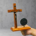 Ver imagem 2 de Crucifixo de Mesa com Medalha de São Bento 20 Cm
