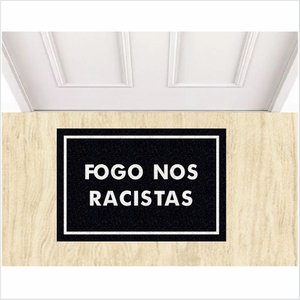 TAPETE CAPACHO FOGO NOS RACISTA, COR PRETO.