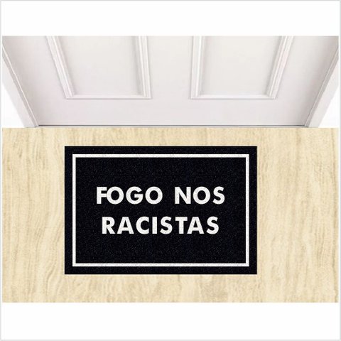 TAPETE CAPACHO FOGO NOS RACISTA, COR PRETO.