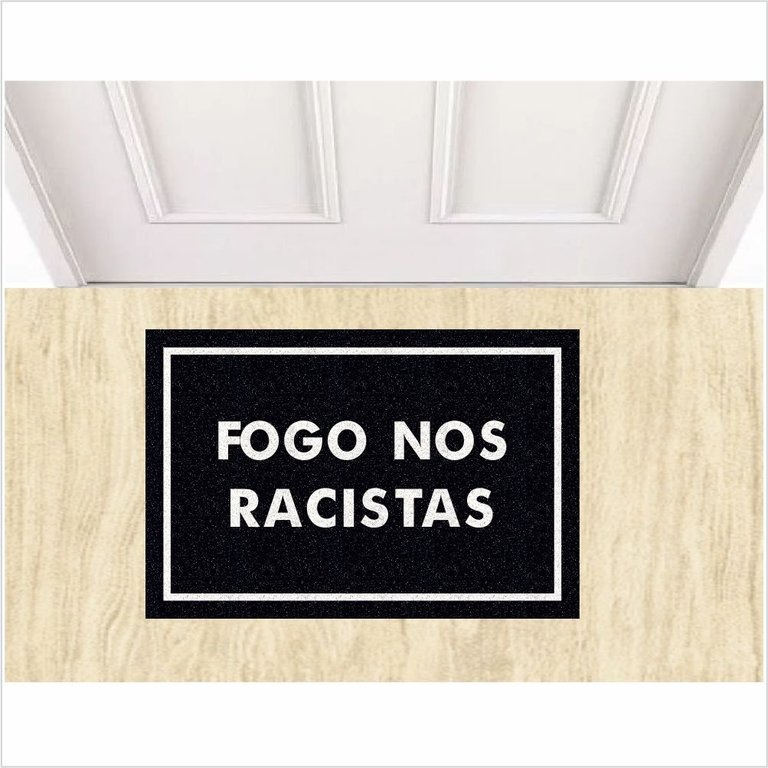 TAPETE CAPACHO FOGO NOS RACISTA, COR PRETO.