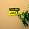 Placa de Sinalização Cuidado Chão Escorregadio em Pvc - 4