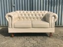 Ver imagem 2 de Sofá 2 Lugares Com 2 Poltronas Chesterfield Capitonê Dom Pedro - Couríssimo Bege