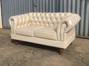 Ver imagem 3 de Sofá 2 Lugares Com 2 Poltronas Chesterfield Capitonê Dom Pedro - Couríssimo Bege