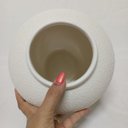 Ver imagem 3 de Vaso Decorativo de Cerâmica Marfim 22x20x20cm Enfeite Sala Mesa Estante Aparador