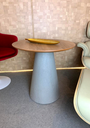 Ver imagem 2 de Mesa de Apoio Cone Base Cimento Texturizado - Tampo Mezzo Castani 50 cm Altura 60 cm - Cinza claro