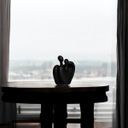 Ver imagem 5 de Escultura Decorativa de Mesa de Cerâmica Preto Fosco Romance