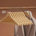 Ver imagem 4 de Kit 6 Cabides de Madeira com Verniz – Sofisticação e Durabilidade