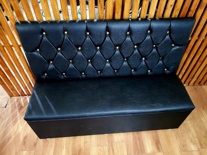 POLTRONA  SOFA BOOTH 1,80CM COR PRETO CAPITONE DUPLO A MÃO BOTOES DOURADO SKU155 - 2