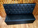 Ver imagem 2 de POLTRONA SOFA BOOTH 1,80CM COR PRETO CAPITONE DUPLO A MÃO BOTOES DOURADO SKU155