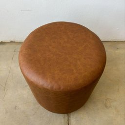 Puff Barcelona Decorativo com Couro Caramelo e Base Madeira - 4