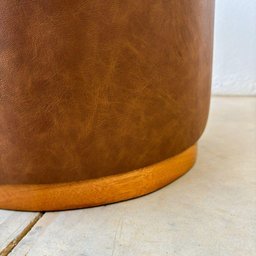Puff Barcelona Decorativo com Couro Caramelo e Base Madeira - 5