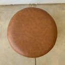 Ver imagem 6 de Puff Barcelona Decorativo com Couro Caramelo e Base Madeira