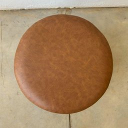 Puff Barcelona Decorativo com Couro Caramelo e Base Madeira - 6