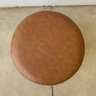 Puff Barcelona Decorativo com Couro Caramelo e Base Madeira - 6