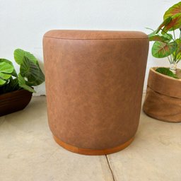Puff Barcelona Decorativo com Couro Caramelo e Base Madeira - 2