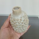 Ver imagem 2 de Vaso Decorativo de Cerâmica Bege 10x10x10cm Enfeite Sala Mesa Estante Aparador