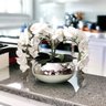 Arranjo Mesa da Sala com 4 Orquídeas Brancas Vaso Prata - 5