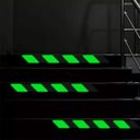 Ver imagem 5 de Fita Antiderrapante Faixa Refletiva 5 Metros Fluorescente Brilha no Escuro Escada Chao Segurança Mei