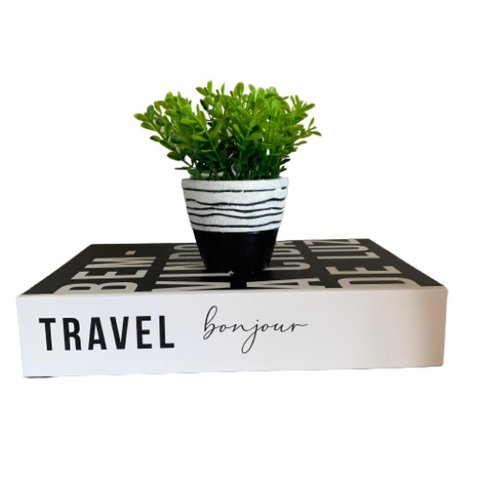 Livro decorativo e vaso preto de cimento estampa listra