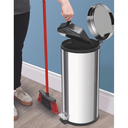 Ver imagem 2 de Lixeira com Pedal Tramontina Loop em Aço Inox com Acabamento Polido e Balde Interno 30 L