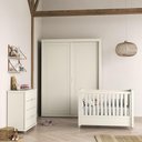 Ver imagem 2 de Dormitório Tutto 2 Portas, Cômoda, Berço Off White com Capitonê, Colchão Physical e Prateleiras