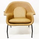 Ver imagem 5 de Poltrona Decorativa Womb Chair com puff cor Caramelo Pés Pretos