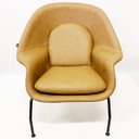 Ver imagem 6 de Poltrona Decorativa Womb Chair com puff cor Caramelo Pés Pretos