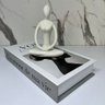 Conjunto decoração livro Voe + mulher meditando branca - 2