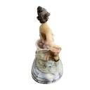 Ver imagem 3 de Escultura Decorativa em Porcelana Moça e Seu Cachorro Tons Suaves 20X16X11,5cm para Aparador e Estan