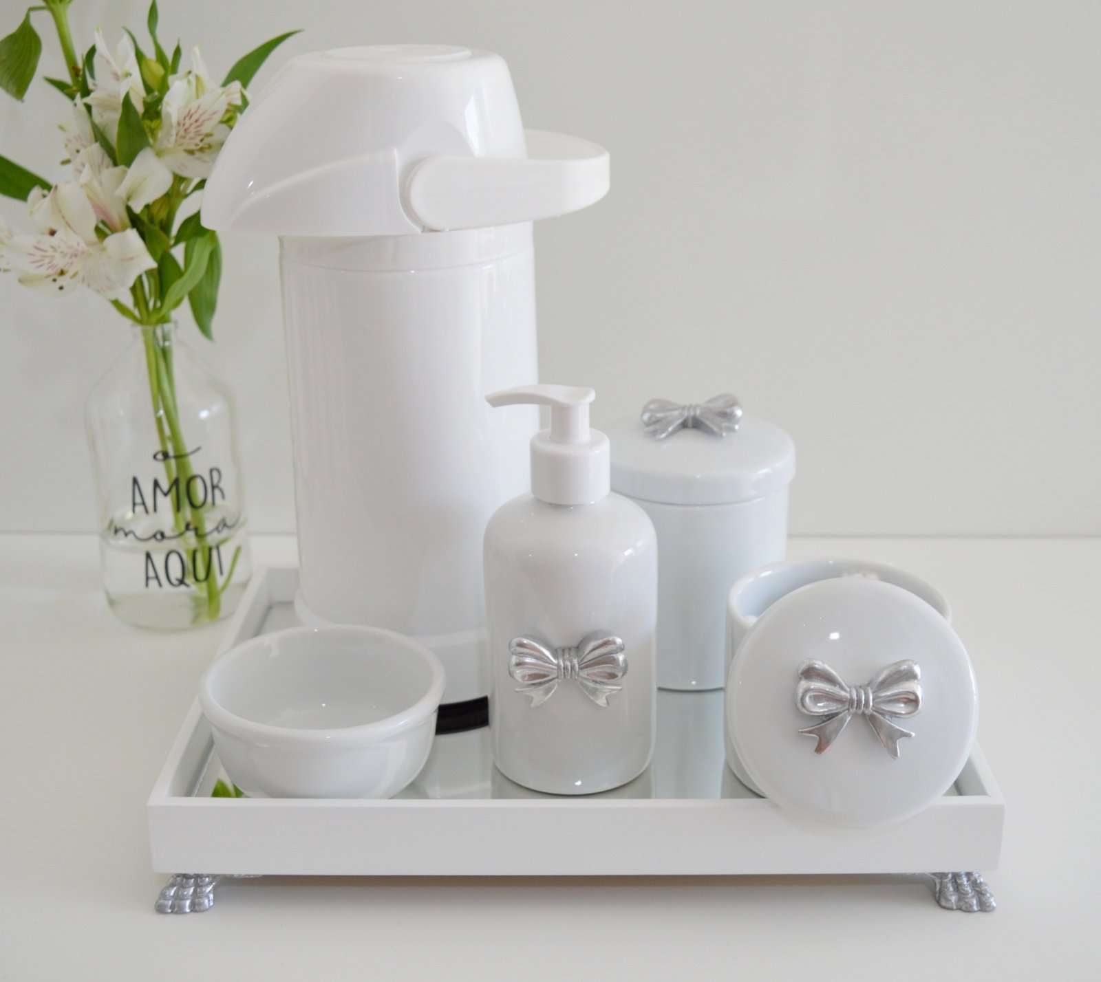 Kit Higiene Porcelana Prata Bebê Branco Bandeja Espelho Pote - Laço Prata